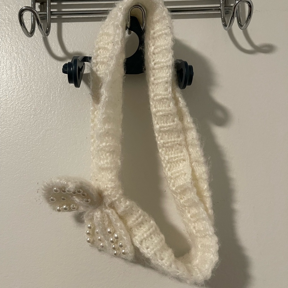 Elegant White Knit Headband with Pearls